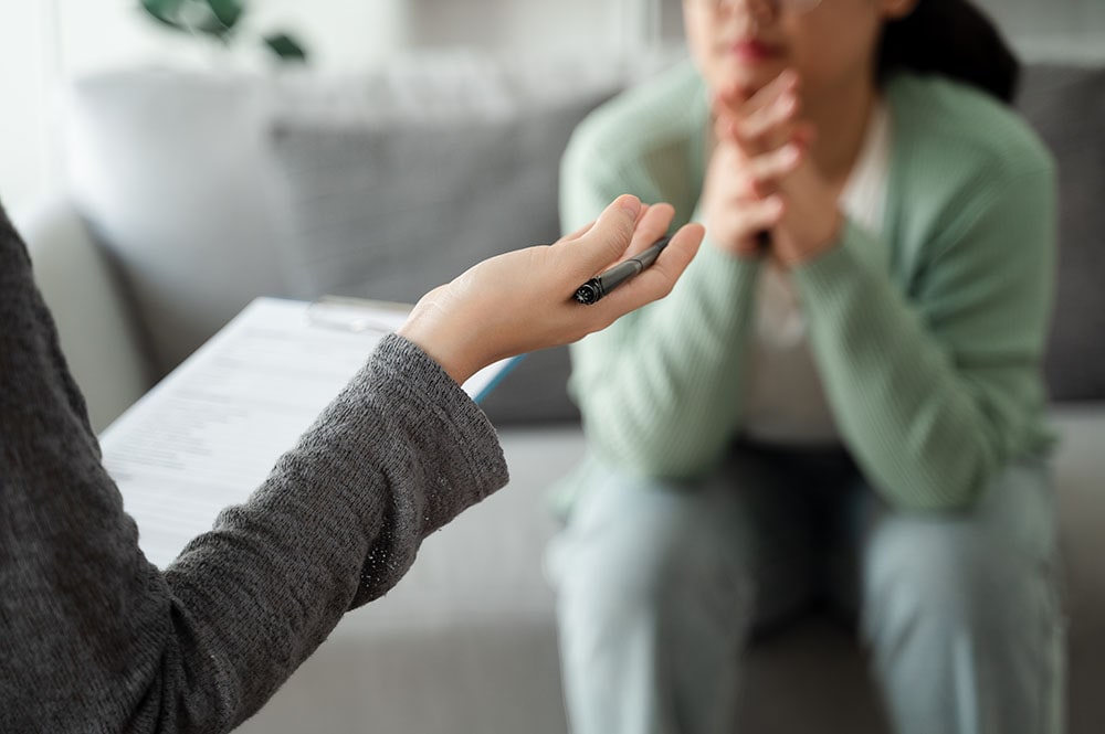 Woman seeing psychologist for mental health consultation